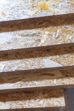 Yeniden doğan talaştan yapılmış OSB yapı malzemesi. Onlar istiflenmiş. Yakın plan..