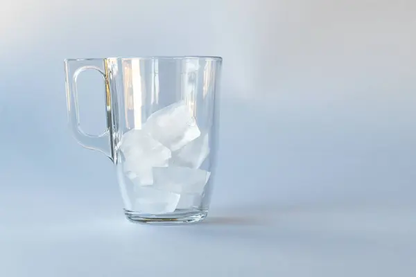 Der Glasbecher Ist Mit Natureis Gefüllt Kein Großer Wasserlauf Der — Stockfoto