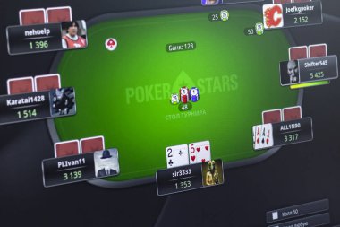 Minsk. Beyaz Rusya. 29 Mart 2020. Çevrimiçi poker oyunu. Bilgisayar 2 ve 5 kartları