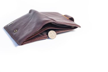 Yanında beş ruble bozuk para olan boş kahverengi bir cüzdan. Beyaz bir arkaplanda