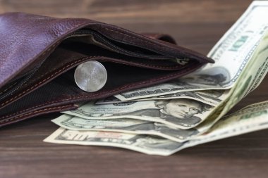Koyu renk ahşap bir arka plan. Üzerinde 100 dolar ve bir ruble banknot var. Değişim oranı ve takas işlemleri