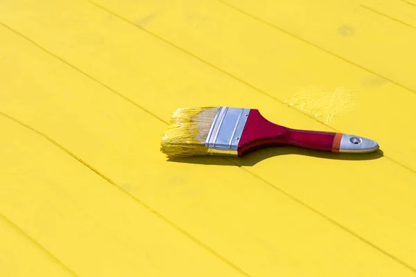 Helle Beleuchtung Ein Harter Schatten Fällt Auf Den Pinsel Gelber — Stockfoto