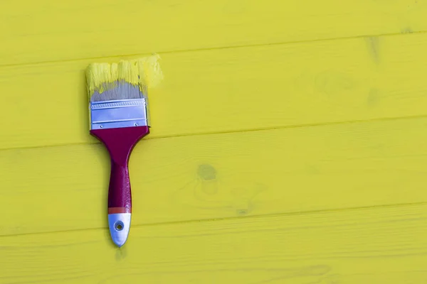 Illuminazione Uniforme Pennello Giallo Sfondo Legno Stile Retrò Copia Spazio — Foto Stock