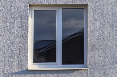 Sokak lambası. Plastik pencere beyaz. Duvar dekoratif alçıyla kaplı. Yakın plan.