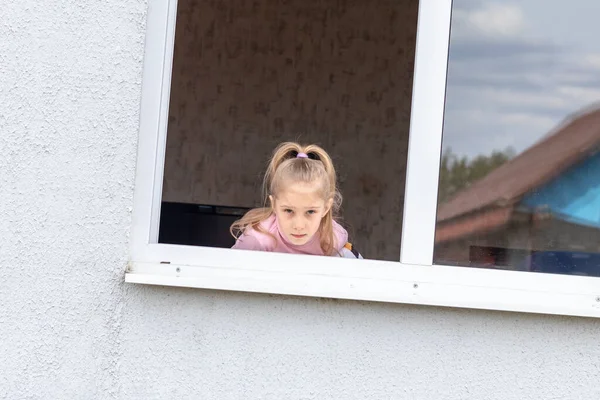 Niño Sienta Marea Baja Ventana Sus Manos Juguete Míranos Situación — Foto de Stock