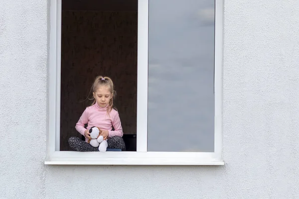 Дитина Сидить Низькому Припливі Вікні Руках Іграшкою Подивіться Нас Небезпечна — стокове фото