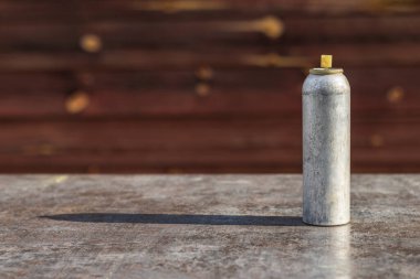 Parlak ışıklandırma. Eski tarz gümüş metal bir şişe. Renklerde hasar var..