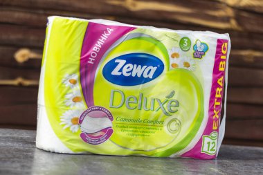 Minsk. Beyaz Rusya. 30 Nisan 2020. Tuvalet kağıdı büyük paketlerde. 16 parça sokak ışığı. Parlak güneş.