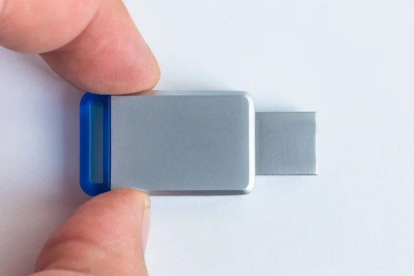 Usb Flaş Beyaz Arka Plan Üzerinde Metal Bir Parıltı Var — Stok fotoğraf