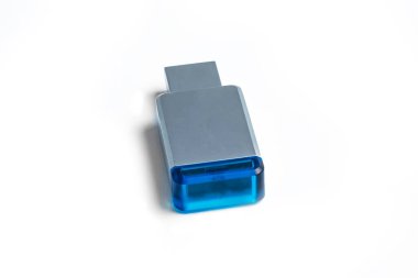 USB Flash. Beyaz arka plan. Üzerinde metal bir parıltı var. Yakın plan. Şapka kayıp..
