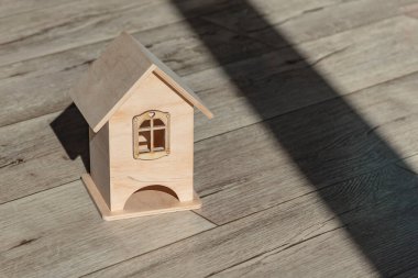 Küçük ahşap evi süslemek. Arka planda parlak gölgeler var. Yakın plan. Rengi var..