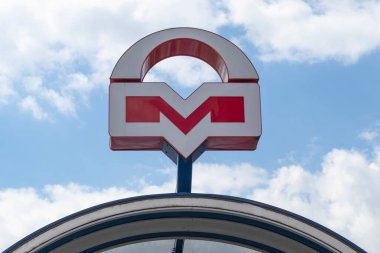 Minsk. Beyaz Rusya. 9 Mayıs 2020 Büyük harf m Subway girişi