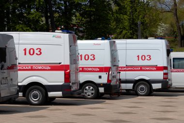 Minsk. Beyaz Rusya. 9 Mayıs 2020. Arabalar hastanenin yanında park halinde. Yakın plan. Rusça yazı