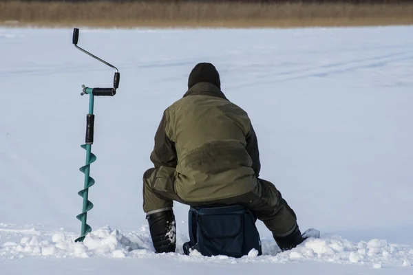 insanlar icefishing İsveç'te bir gölde