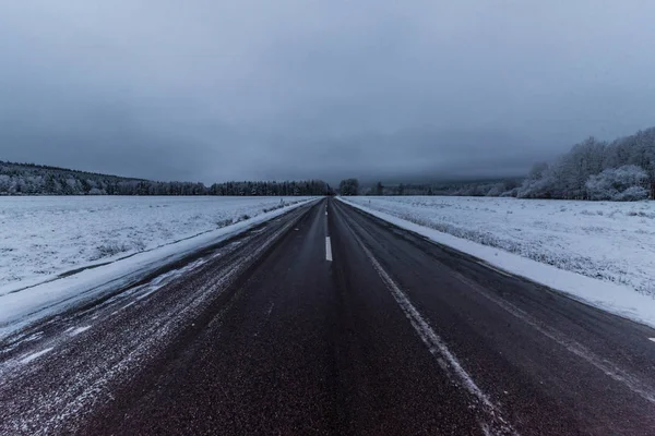 De weg van de straat met besneeuwde gebieden aan beide kanten — Stockfoto