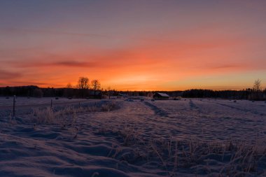 Günbatımı üzerinde bir karlı ve soğuk varmland, İsveç