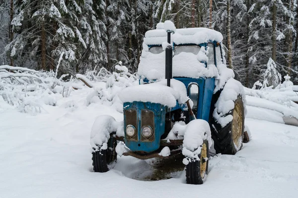Niebieski ciągnik pokryte śniegiem — Zdjęcie stockowe