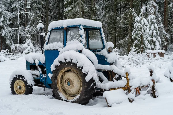 Niebieski ciągnik pokryte śniegiem — Zdjęcie stockowe