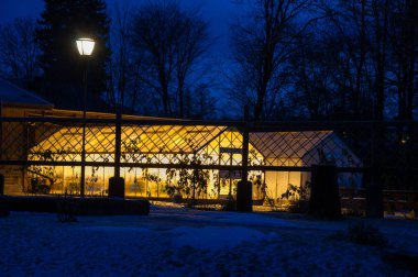 mavi bir gece ışıklandırılmış bir yeşil ev