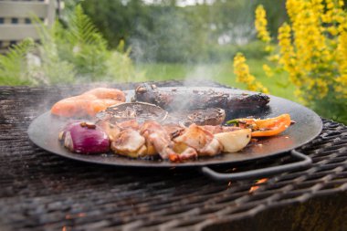 güzel yaz akşamında dışarıda Barbekü