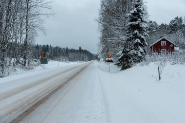 trafik işaretleri ile 80 kilometre başına saat ve Varmland İsveç'te kırmızı ahşap ev
