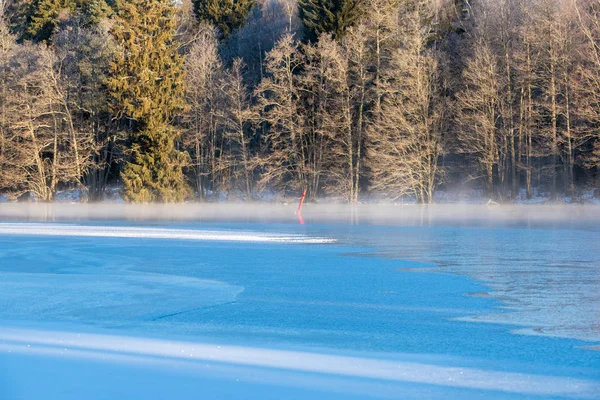 Πάγος και το νερό σε μια παγωμένη λίμνη στη Σουηδία — Φωτογραφία Αρχείου