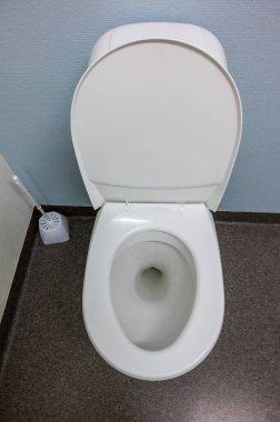 İsveç 'te umumi tuvalette tuvalet iskemlesi.