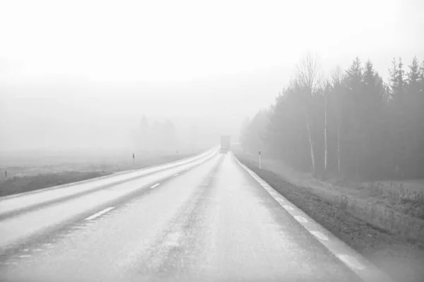 Slippery morning road with poor wiew in november — Stock Photo, Image