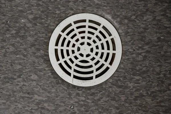 Odwadnianie rynny w podłodze na publicznej toalecie — Zdjęcie stockowe