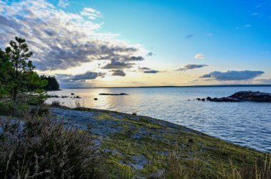 İsveç Ostergotland 'daki Vattern Gölü üzerinde manzaralı bir dul.
