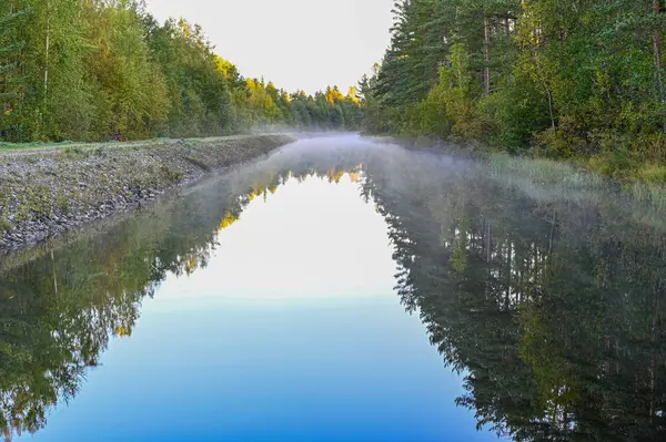 Straight κανάλι με ομίχλη στη Varmland Σουηδία — Φωτογραφία Αρχείου