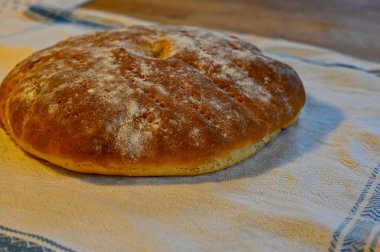 Ev yapımı elek ekmeği mutfakta.