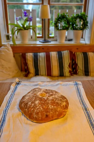 Домашній сито торт хліб на кухні — стокове фото