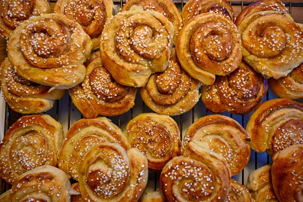 Bir sürü ev yapımı Cinneman ve vanilyalı çörek.