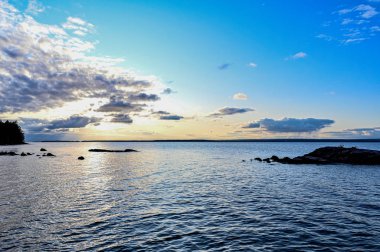 İsveç Ostergotland 'daki Vattern Gölü üzerinde manzaralı bir dul.