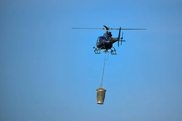 kireç büyük varil ile uçan helicpter