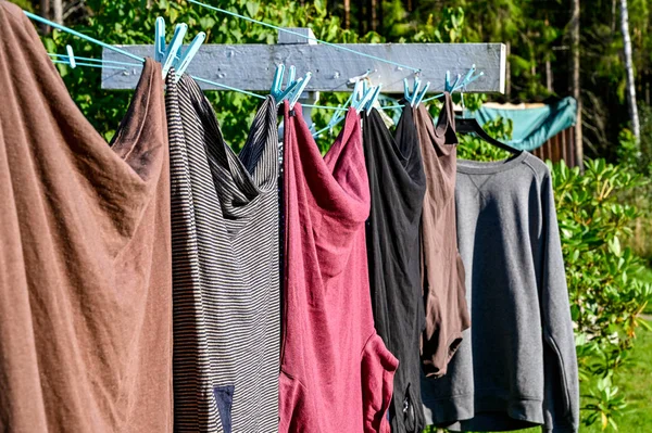 Roupas penduradas para secar ao ar livre em um varal — Fotografia de Stock