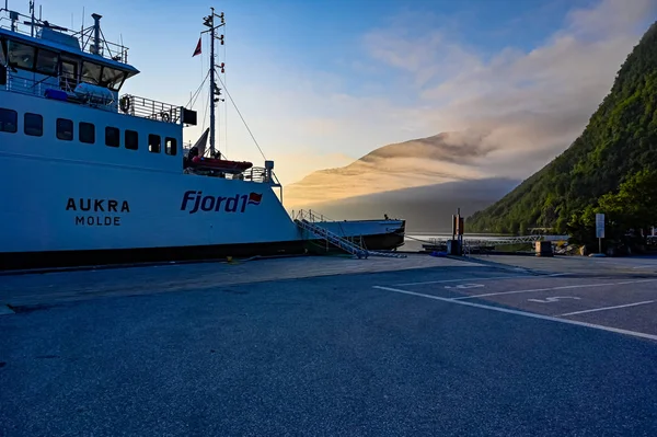 12 июля 2019 Ferry in Eidsdal harbor Norway early morning — стоковое фото