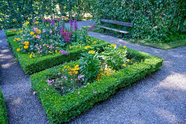 Fleurs dans un parterre de fleurs dans un jardin suédois — Photo