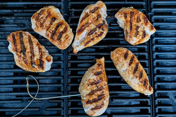 Pollo a la parrilla a rayas a la parrilla en Suecia —  Fotos de Stock