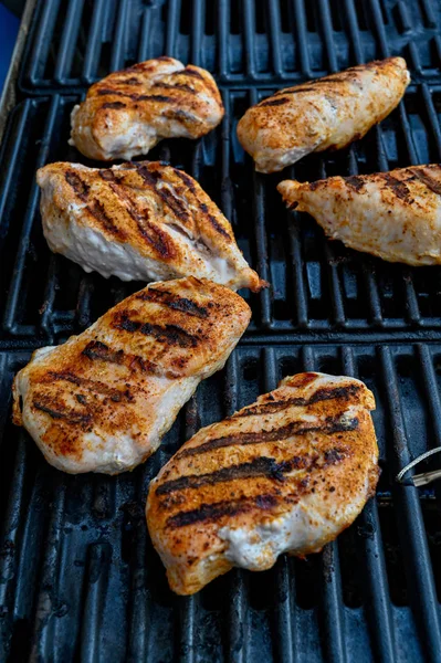 Gegrilltes Hähnchen auf dem Grill in Schweden — Stockfoto