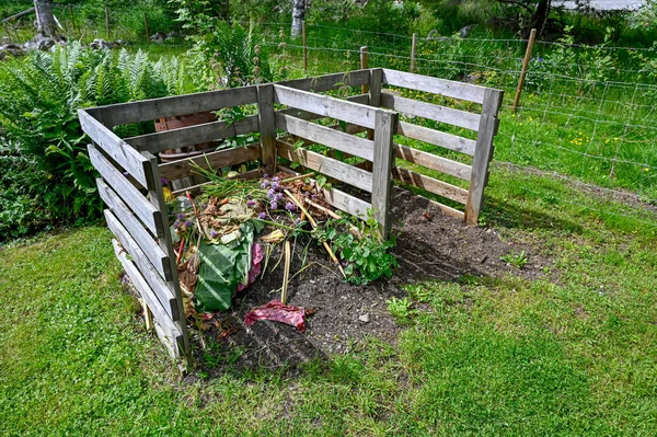 Házi készítésű kerti komposzt rebara levelekkel — Stock Fotó