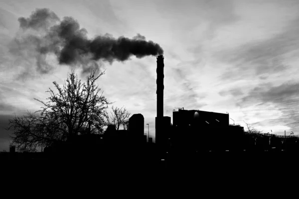 Завод и дымоход с дымом в черно-белом цвете — стоковое фото