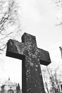 İsveç 'teki Filipstad mezarlığında eski bir taş haç.