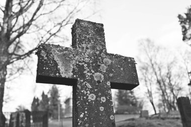 İsveç 'teki Filipstad mezarlığında eski bir taş haç.