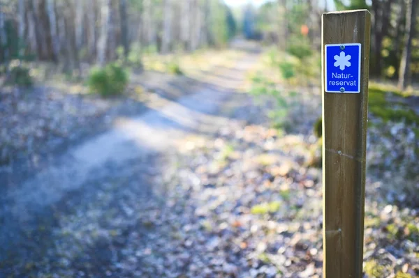 Blaues Schild im schwedischen Naturschutzgebiet — Stockfoto