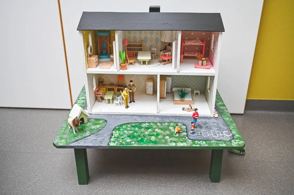 Dollhouse with dolls and furnitures at a preschool — Stock Image Dollhouse with dolls and furnitures at a preschool Royalty Free Stock Images