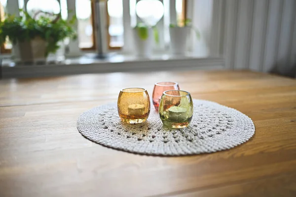Drie kaarsen op een gehaakte tafelkleed — Stockfoto
