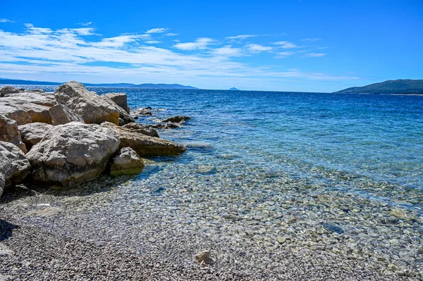 Rabac Hırvatistan çakıl taşı plajı ve güneş 2019 Mayıs