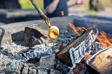 Izgaralar çubuk üzerinde açık ateşte lokum